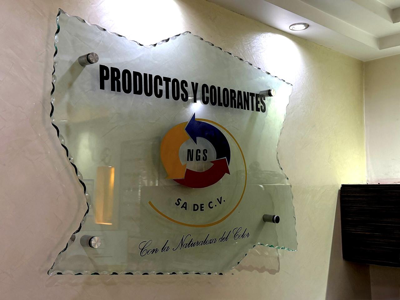 Placa con el logotipo de Productos y Colorantes NGS